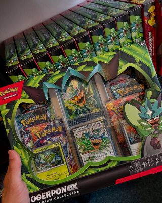 Novinka na Pokemall.cz!🗿🎪 Ogerpon ex Premium Collection – unikátní kolekce pro každého trenéra Pokémonů! Produkt obsahuje...