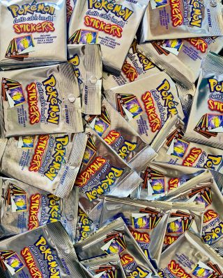 Zásilka nostalgie právě dorazila🆕 Originální Pokémon STICKERS – Series 1 z 90. let máme skladem😮‍💨 Každý balíček obsahuje...